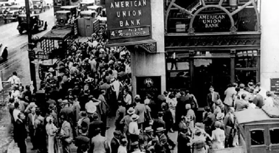   Đám đông tại Ngân hàng Liên minh Hoa Kỳ của New York thời điểm cuộc Đại suy thoái. Ảnh: Wikipedia.  