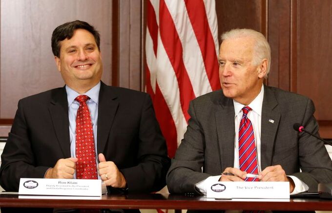 Ron Klain (trái), khi còn là Điều phối viên Ứng phó Dịch Ebola, trong cuộc họp với Joe Biden ở Nhà Trắng hồi tháng 11/2014. Ảnh: Reuters.