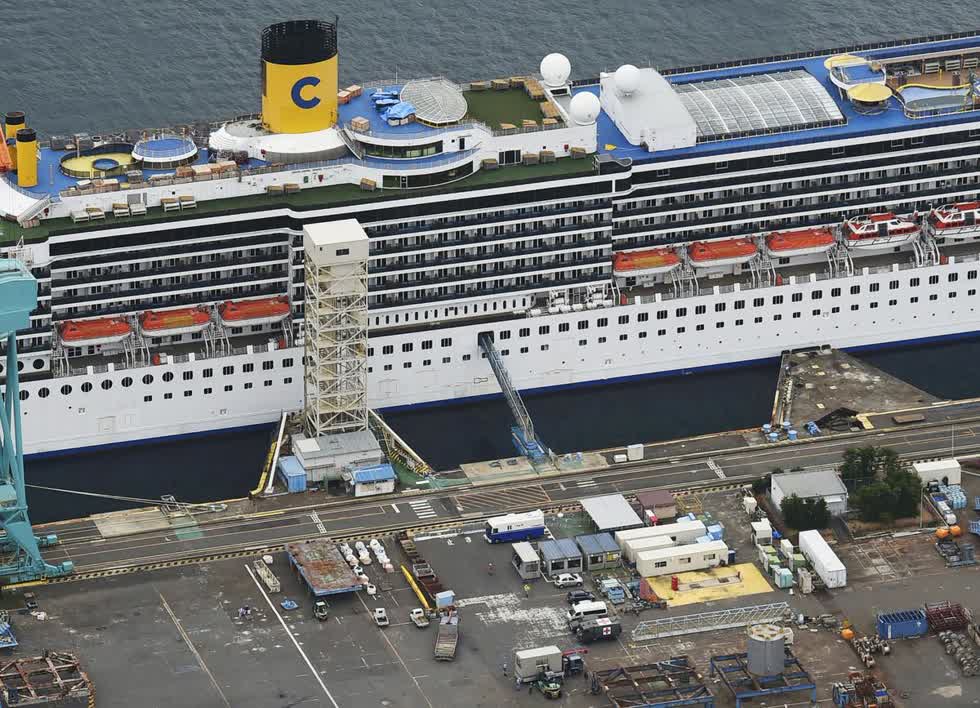  Du thuyền Ý Costa Atlantica  đang được sửa chữa ở Nhật Bản. Ảnh: Reuters.