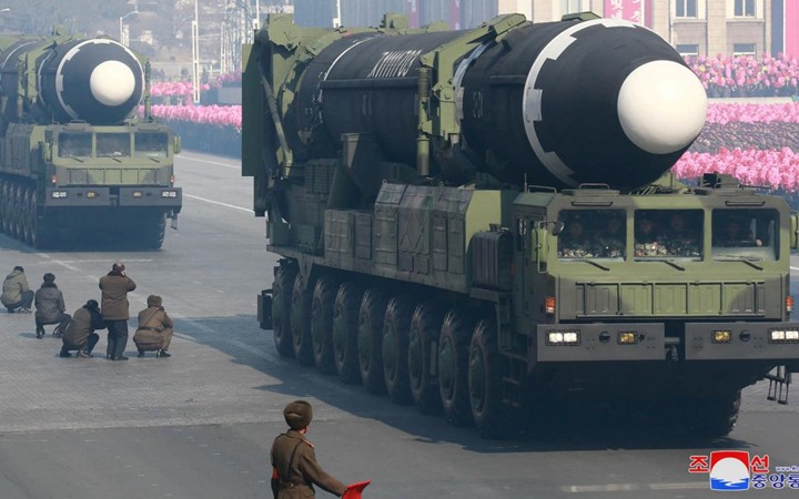 Tên lửa chiến lược của Triều Tiên được diễu qua đường phố thủ đô Bình Nhưỡng. Ảnh: KCNA