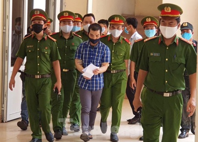 Trương Dương (người đặt bom gây khủng bố tại Cục thuế Bình Dương) lãnh 11 năm tù.