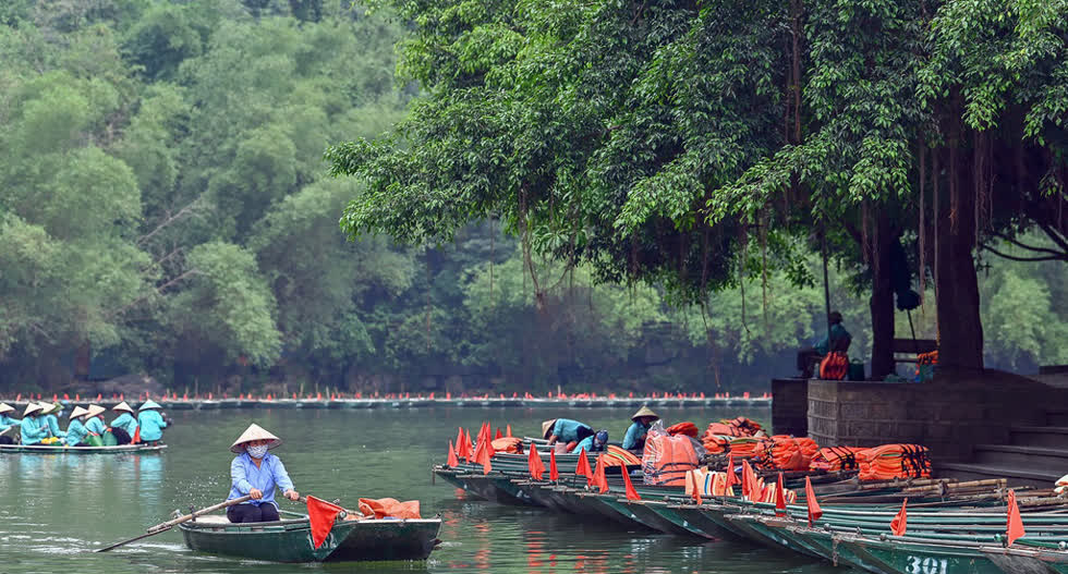 Khu du lịch sinh thái Tràng An được phép mở cửa đón khách từ ngày 28/4 theo quyết định của UBND tỉnh Ninh Bình nhưng do ảnh hưởng của dịch COVID-19 cộng với tâm lý e ngại nên lượng khách về tham quan những ngày gần đây chỉ khoảng 100 lượt mỗi ngày.