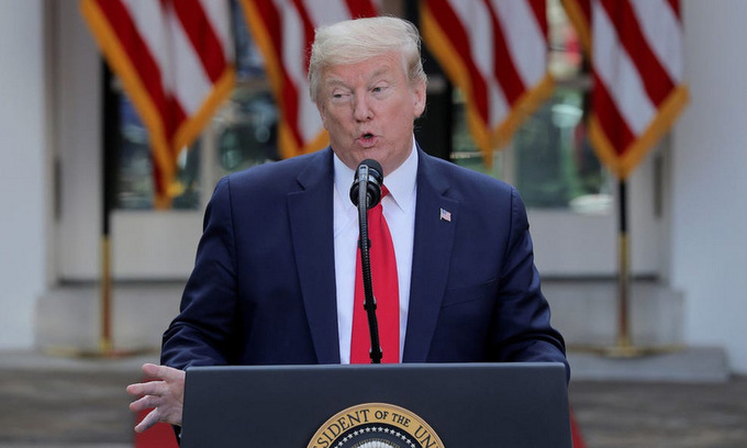Trump họp báo tại Nhà Trắng hôm 27/4. Ảnh: Reuters.