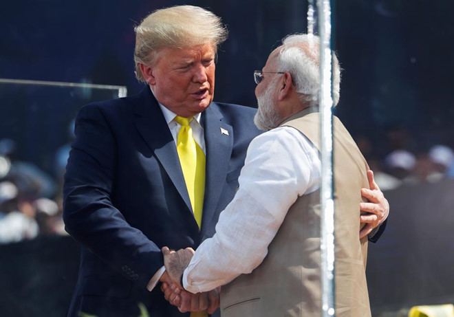   Hai tổng thống Ấn Độ và Mỹ tay bắt mặt mừng tại sự kiện 