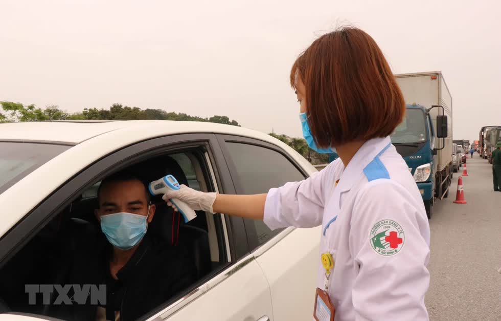 Các lực lượng chức năng kiểm soát dịch bệnh tại điểm chốt cầu Như Nguyệt, thành phố Bắc Ninh, tỉnh Bắc Ninh trên cao tốc Hà Nội-Bắc Giang. Ảnh: TTXVN.