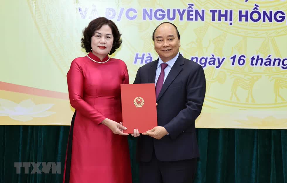 Bà Nguyễn Thị Hồng nhận quyết định từ Thủ tướng Nguyễn Xuân Phúc. Ảnh: TTXVN