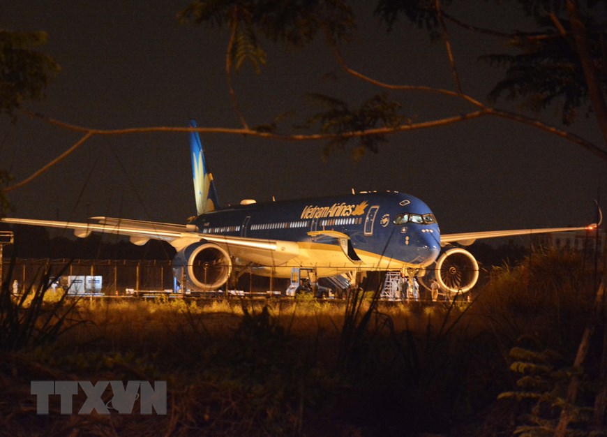 Chuyến bay VN9054 từ Italy chở 60 hành khách hạ cánh xuống sân bay quốc tế Đà Nẵng. Ảnh: TTXVN.