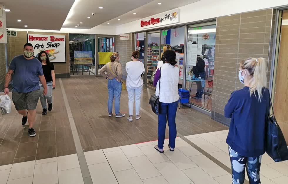 Người dân thực hiện giãn cách xã hội phòng lây nhiễm COVID-19 khi xếp hàng bên ngoài một cửa hàng ở Johannesburg, Nam Phi ngày 2/5/2020. Ảnh: TTXVN