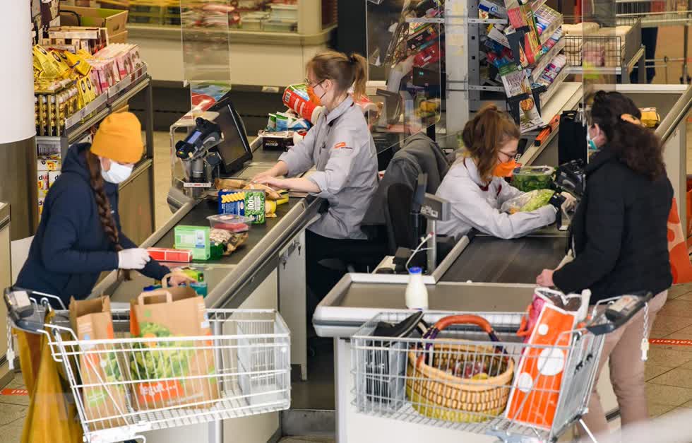Người dân mua hàng tại siêu thị ở Jena, Đức ngày 6/4/2020 trong bối cảnh dịch COVID-19 bùng phát. Ảnh: TTXVN.