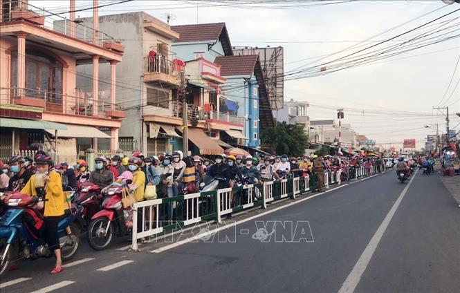 Các phương tiện xếp hành chờ đến lượt qua phà Cát Lái về Thành phố Hồ Chí Minh. Ảnh: TTXVN