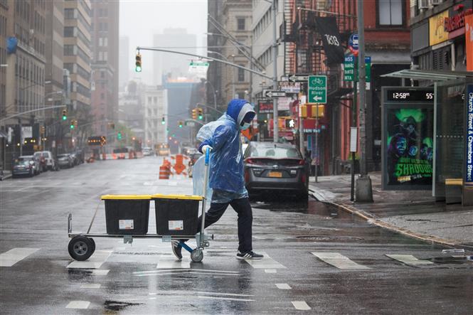   Công nhân chuyển hàng hóa trên đường phố tại New York, Mỹ ngày 13/4/2020 trong bối cảnh dịch COVID-19 lan rộng. Ảnh: TTXVN.  