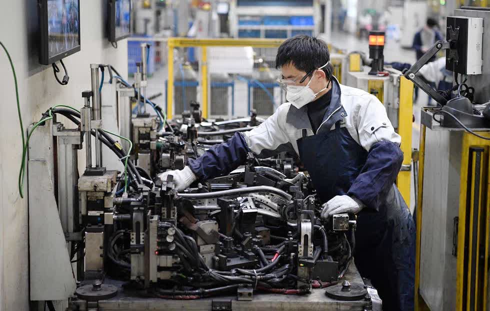 Các nhà máy tại Trung Quốc bắt đầu hoạt động trở lại nhưng chưa giải quyết được tình trạng thiếu hụt lao động và khách hàng. Trong ảnh: Công nhân lắp ráp ô tô tại một nhà máy ở thành phố Thượng Hải, ngày 24/2/2020. Ảnh: AFP