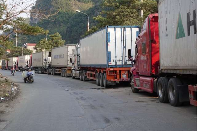Khoảng 1.200 xe tải chở hàng hóa xuất khẩu sang Trung Quốc đang bị ùn tắc tại các cửa khẩu ở Lạng Sơn.