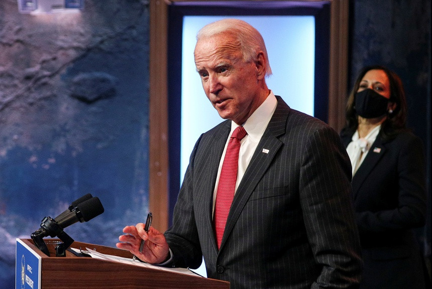 Ông Joe Biden họp báo tại Delaware sau cuộc gặp với một số thống đốc từ cả hai đảng. Ảnh: Reuters.