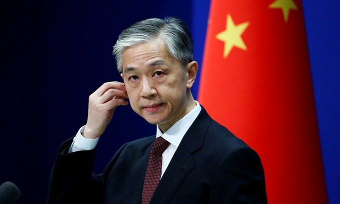 Phát ngôn viên Bộ Ngoại giao Trung Quốc Uông Văn Bân tại họp báo ở thủ đô Bắc Kinh, ngày 27/7. Ảnh: Reuters.