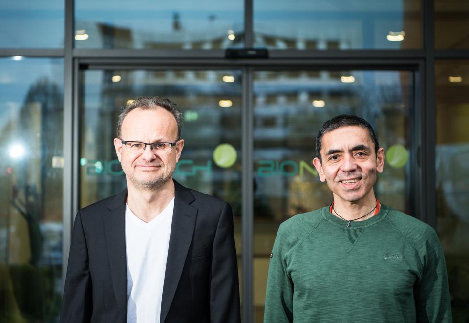 CEO của BioNTech, Uğur Şahin (bên phải) và CFO Sean Marett. Ảnh: Getty
