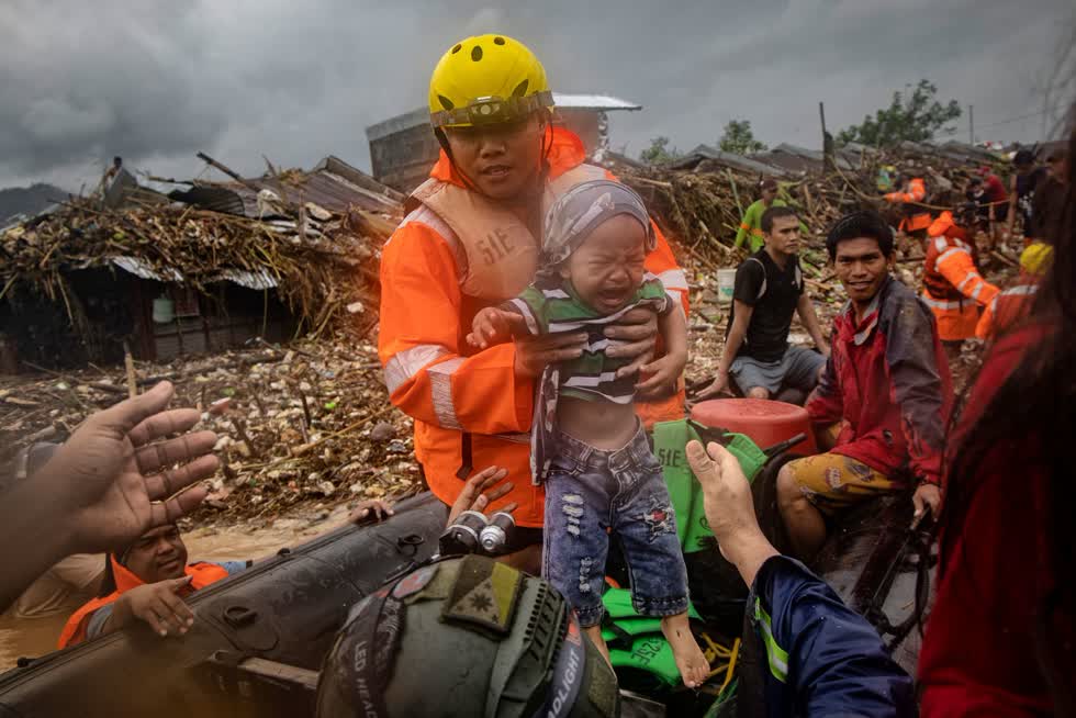 Một người cứu hộ bế một đứa trẻ ở Rodriguez ngày 12/11. Ảnh: Getty