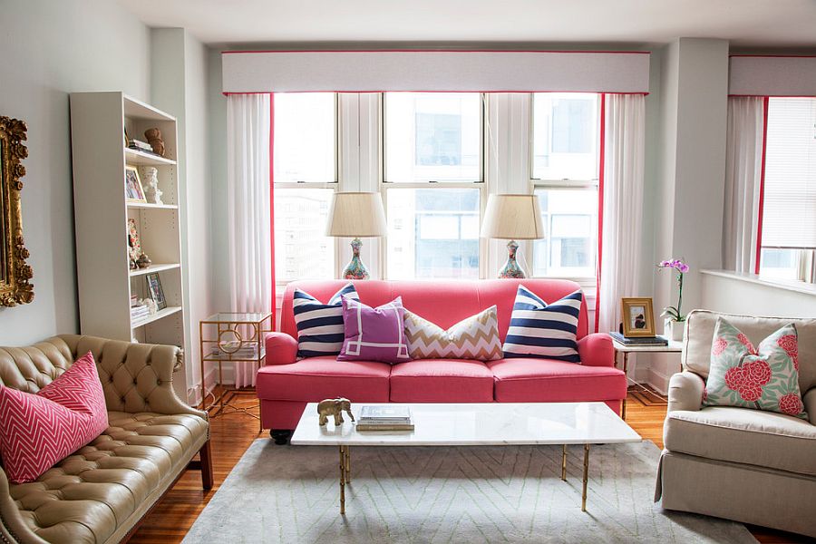 Màu hồng pastel mang đến sự quyến rũ nữ tính cho phòng khách hiện đại được phủ màu trắng này.