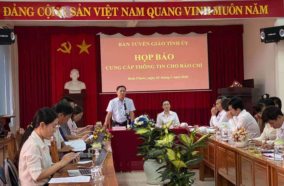 Họp báo vụ ông Lương Hữu Phước nhảy lầu tự tử tại TAND tỉnh Bình Phước sau khi bị tòa này tuyên phạt 3 năm tù. Ảnh: báo Giao Thông.