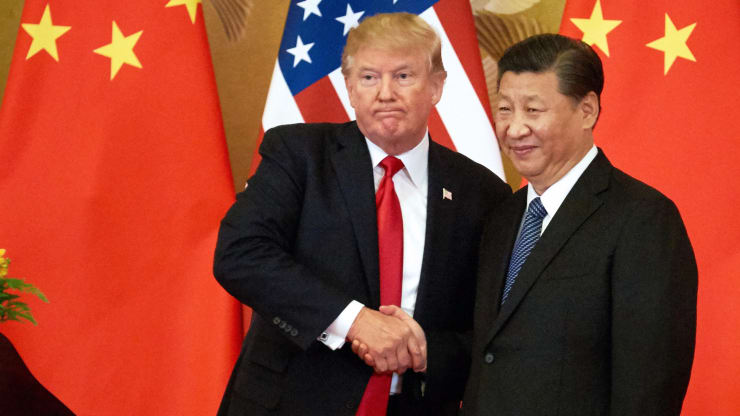 Tổng thống Donald Trump và Chủ tịch Trung Quốc Tập Cận Bình bắt tay trong một cuộc họp báo sau cuộc họp của họ tại Đại lễ đường Nhân dân ở Bắc Kinh. Ảnh: Getty.