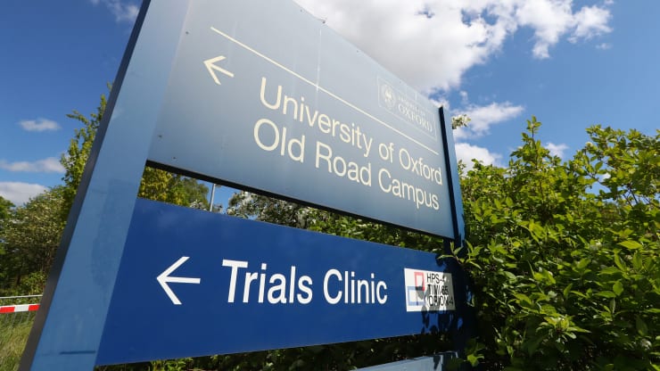   Tổng quan về bảng hiệu cho Đại học Oxford, Old Road Campus và Trials Clinic vào ngày 2/5/2020 tại Oxford, Anh. Ảnh: Getty.  