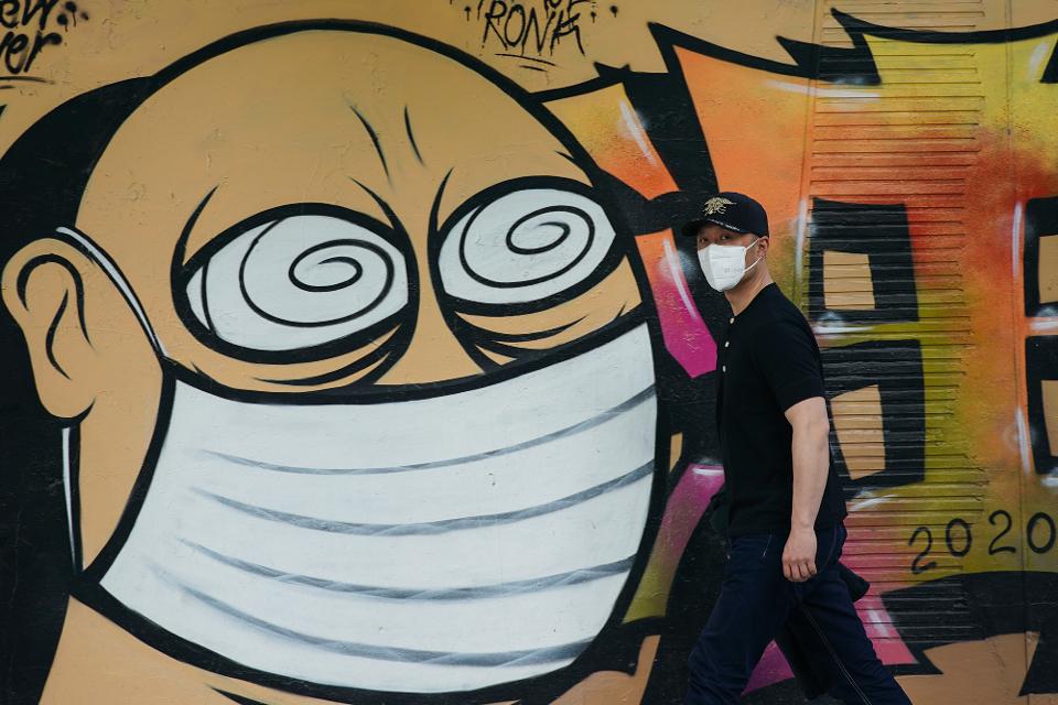   Một tác phẩm nghệ thuật graffiti cho thấy một người đàn ông đeo khẩu trang bảo vệ.