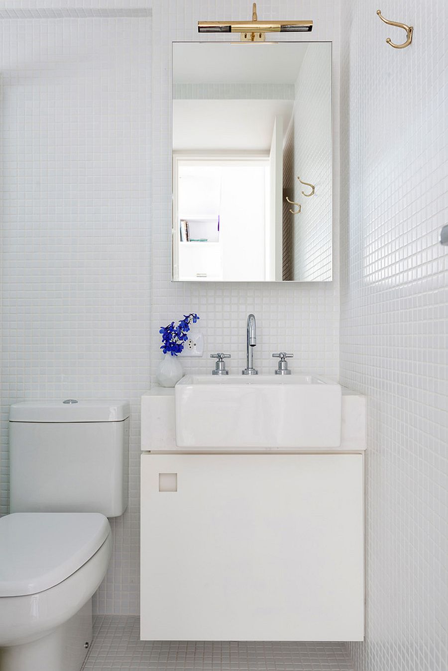 Góc phòng tắm nhỏ, được sơn đơn sắc màu trắng cùng với ánh sáng tự nhiên tạo cảm giác rộng rãi hơn.