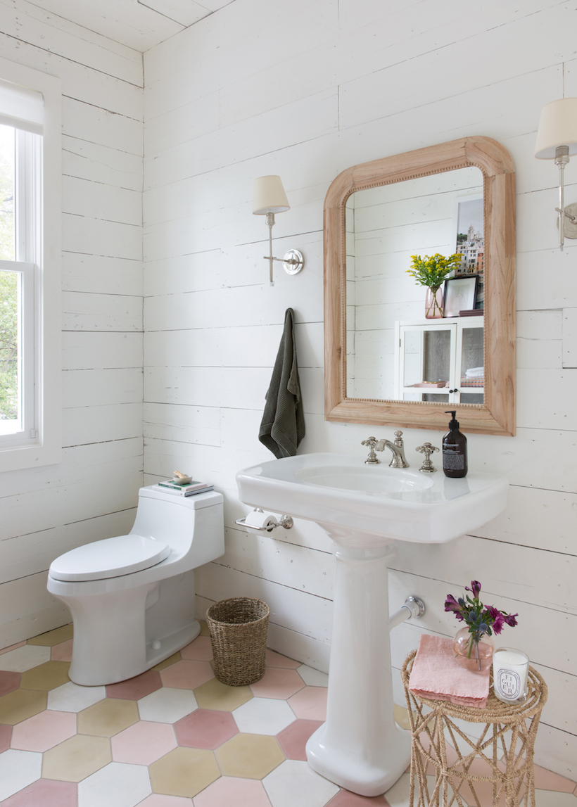 Trong một phòng tắm được thiết kế bởi Jean-Louis Deniot,  bạn có thể thấy một chiếc gương táo bạo tạo ra, không đối xứng.
