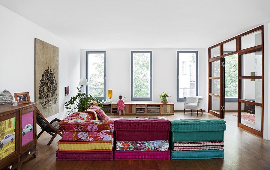 Mô-đun sofa với sự rực rỡ của màu sắc làm sống động không gian sống này với bức tường màu trắng.