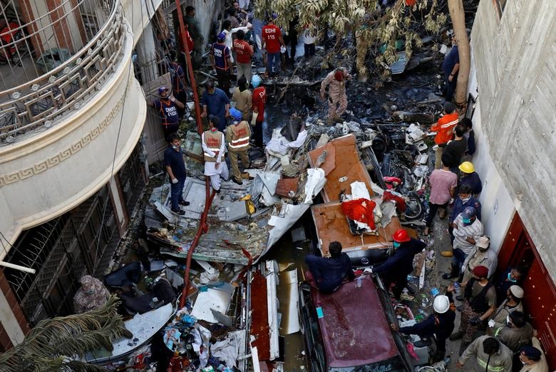 Hiện trường thảm khốc vụ rơi máy bay chở khách ở Pakistan 