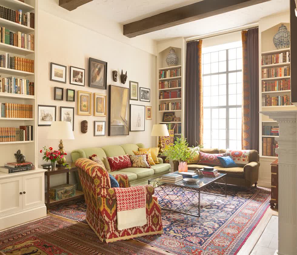 Phòng khách của ngôi nhà ở New York này với phong cách chiết trung hiện đại và không gian kệ rộng rãi.