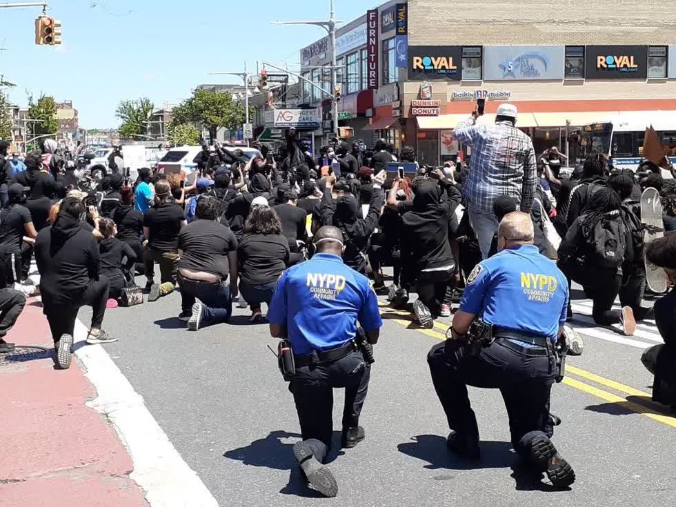Một cuộc biểu tình ôn hòa giữa cảnh sát với người biểu tình ở Jamaica Queens. Nguồn: ABC News