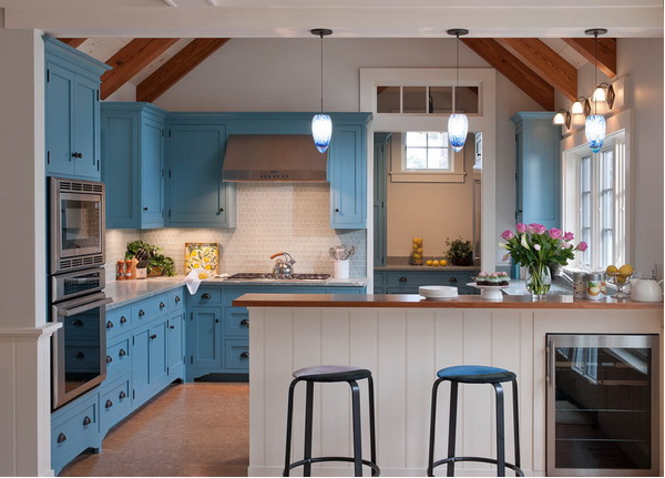 Bạn cũng có thể dễ dàng sơn màu và đánh bóng cho tủ bếp gia đình.
