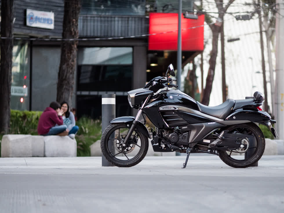 Suzuki Intruder 2020 có giá chỉ tương đương 37 triệu đồng.