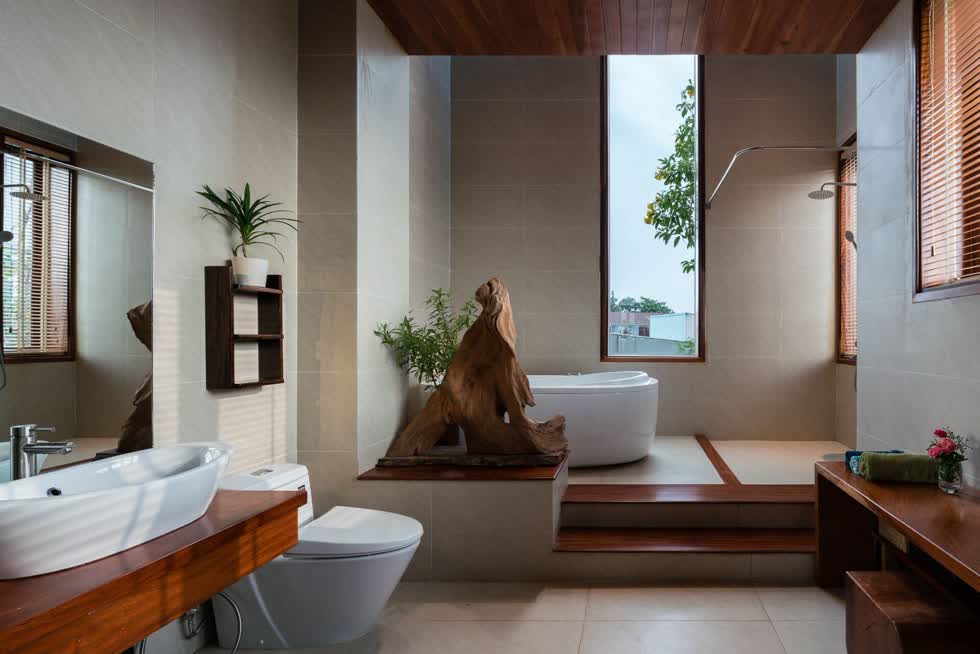Phòng tắm rộng, đơn giản mang lại cảm giác tĩnh lặng, thích hợp để thư giãn sau ngày dài mệt mỏi..