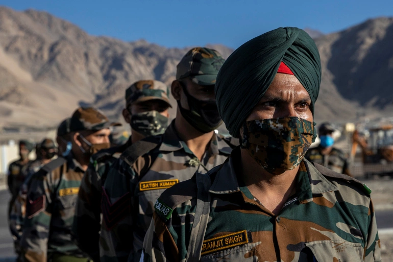 Các binh sĩ Ấn Độ đã chiến đấu một trận đẫm máu với quân đội Trung Quốc dọc biên giới các nước trên dãy Himalaya vào tháng 6. Ảnh: Reuters