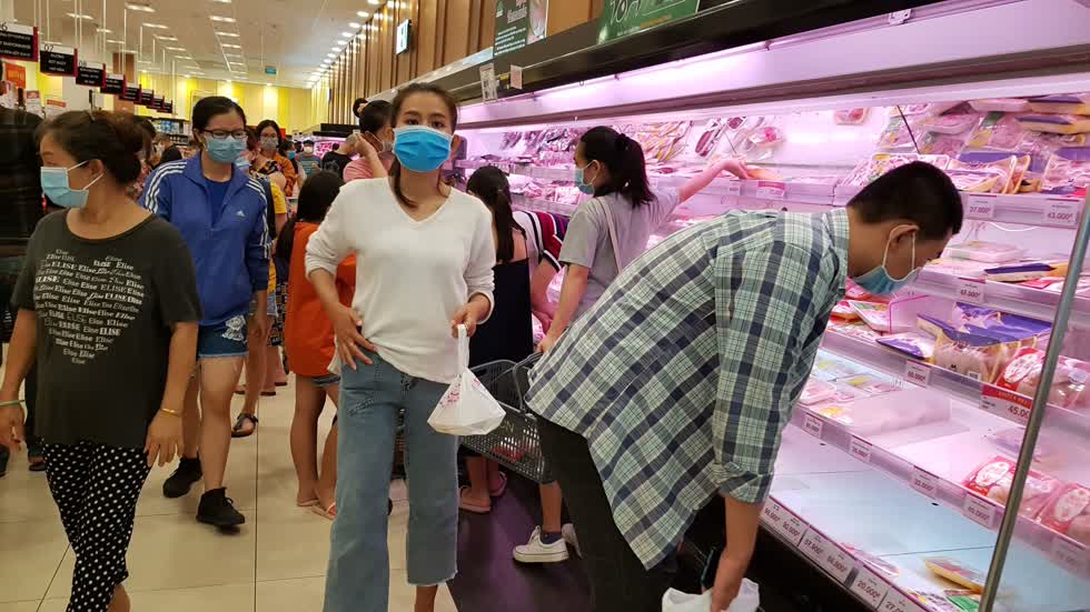 Kín người mua sắm tại quầy thực phẩm - Ảnh: Cẩm Viên. 