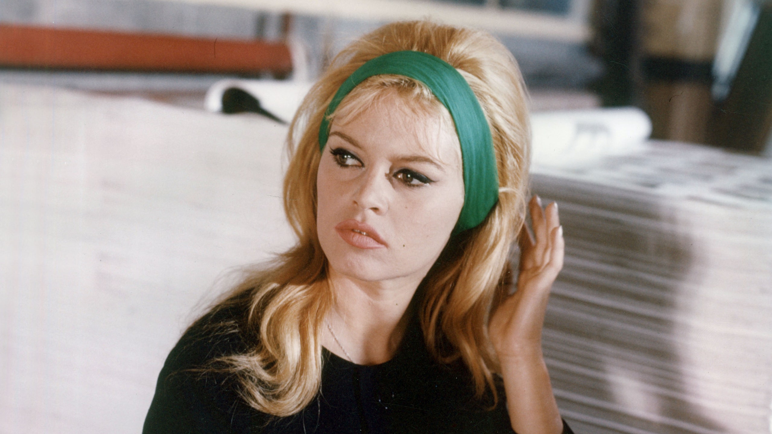 Hình ảnh huyền thoại Brigitte Bardot đeo chiếc băng đô vải màu xanh lá cây. Ảnh: Getty Images