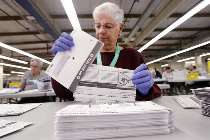   Nhân viên bầu cử Diana Kaczor sắp xếp các lá phiếu từ các phong bì an ninh tại văn phòng Bầu cử Quận King hôm 5/11/2018, ở Renton, Wash. Ảnh: AP/Elaine Thompson  