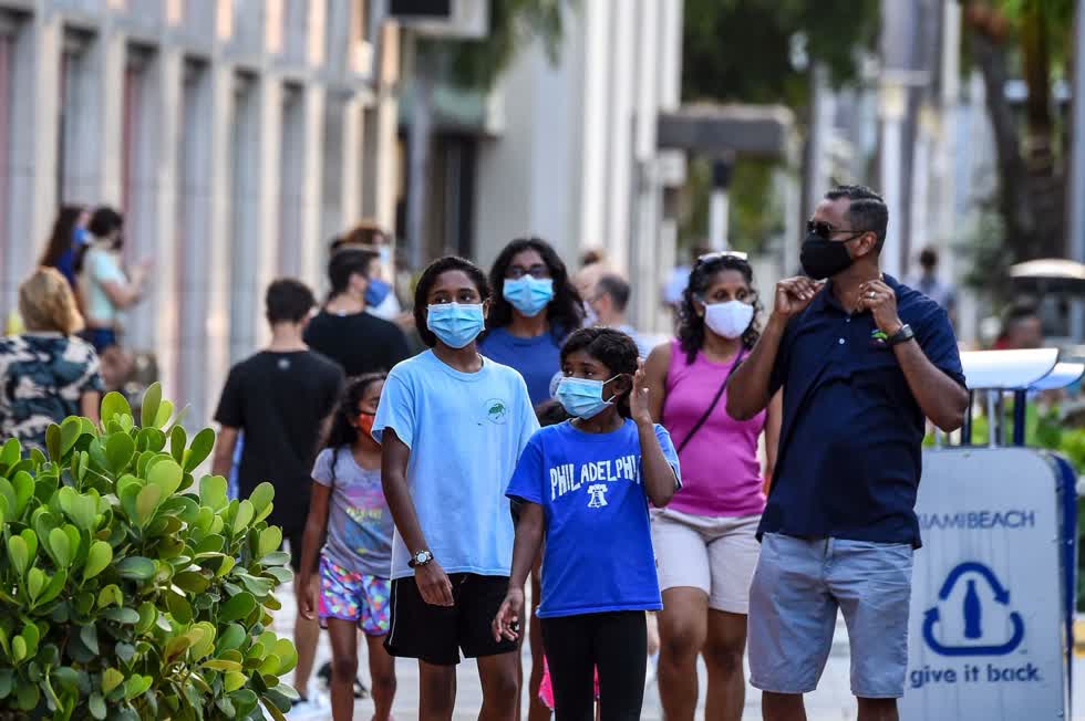 Người dân đeo khẩu trang phòng dịch COVID-19 tại Miami, bang Florida, Mỹ ngày 29/6/2020. Ảnh: TTXVN
