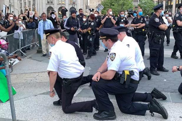 Cảnh sát quỳ gối ở Foley Square, Manhattan ngày 31/5. Nguồn: ABC News