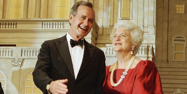 Tổng thống George H.W. Bush và vợ ông, Barbara Bush, trong một cuộc gây quỹ ở Washington, ngày 12/5/1988. Ảnh: Charles Tasnadi /AP