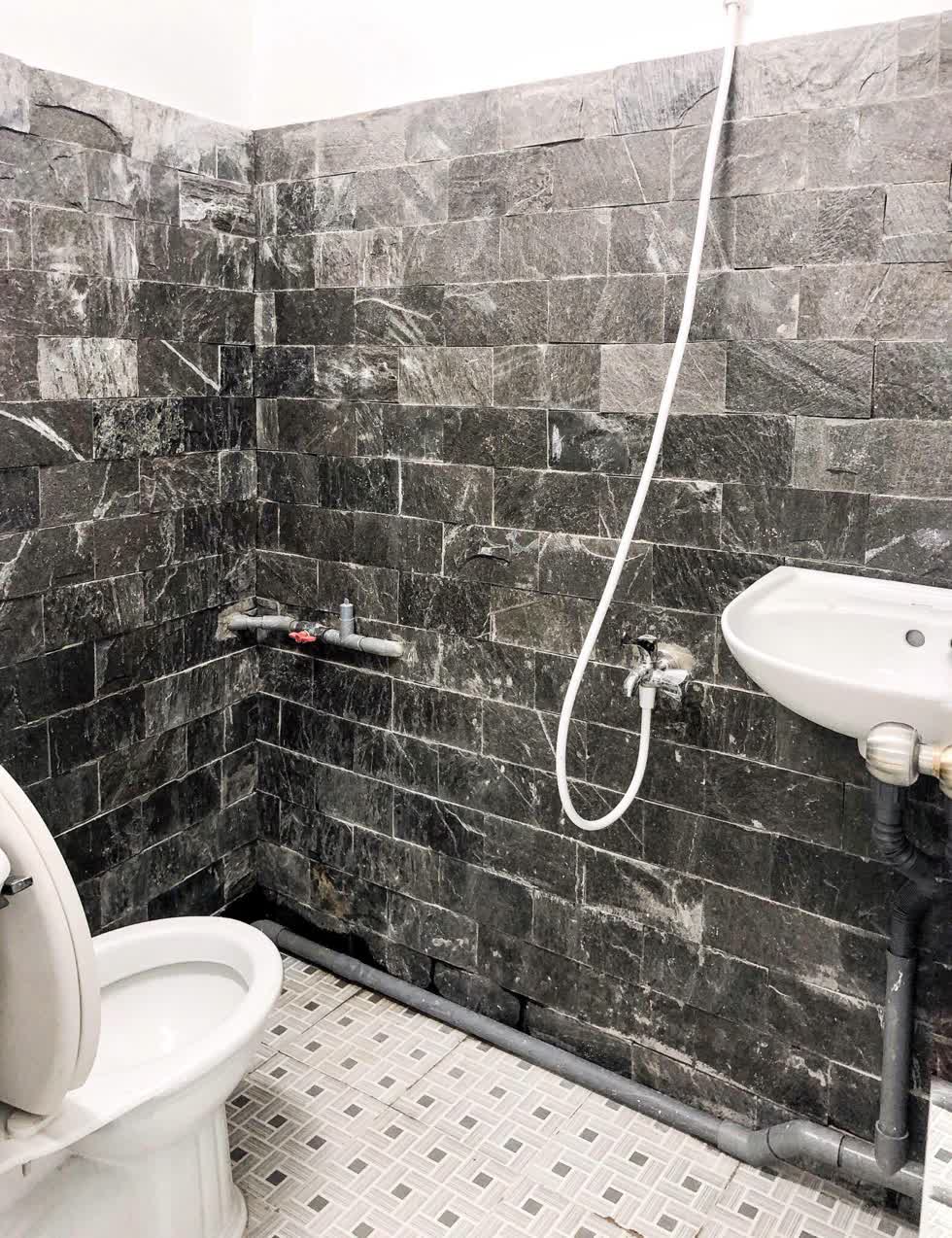 Phòng tắm cũng được ốp lại sàn và tường cho tiện nghi.