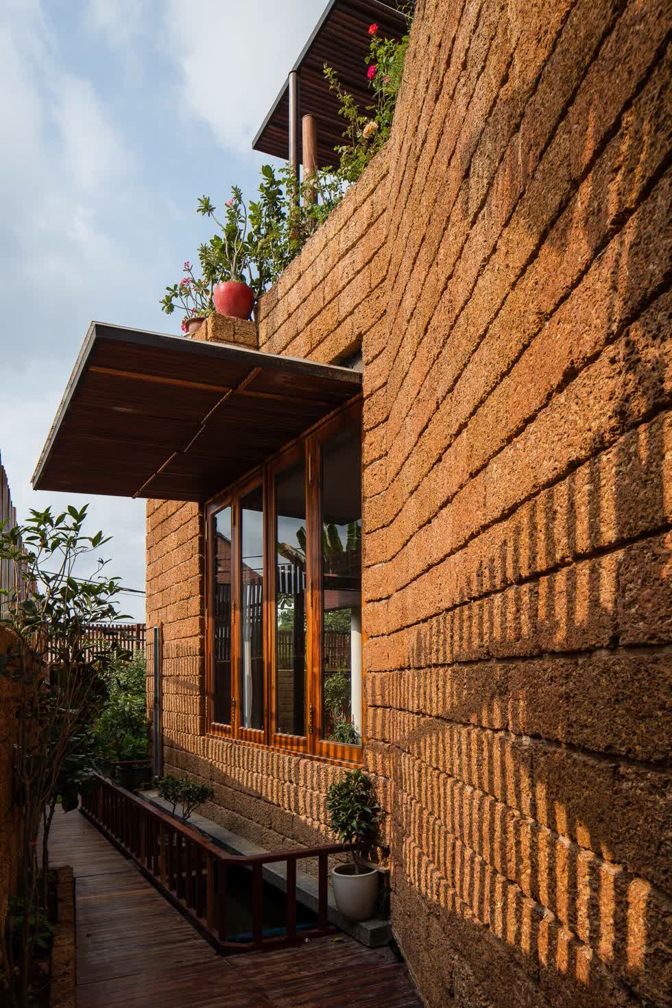 'Rụng tim' với ngôi nhà được xây từ đá ong và gỗ