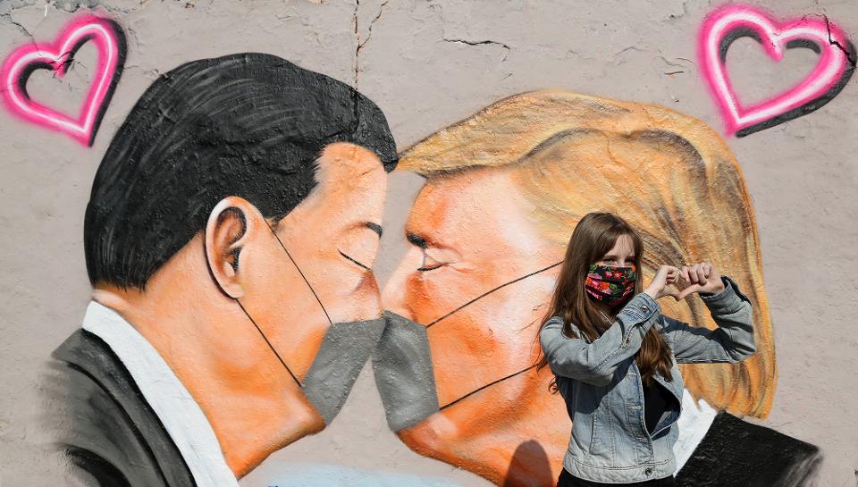   Bức vẽ nổi tiếng Leonid Brezhnev và Erich Honecker hôn nhau trên Bức tường Berlin, phiên bản Donald Trump và Tập Cận Bình đeo khẩu trang.