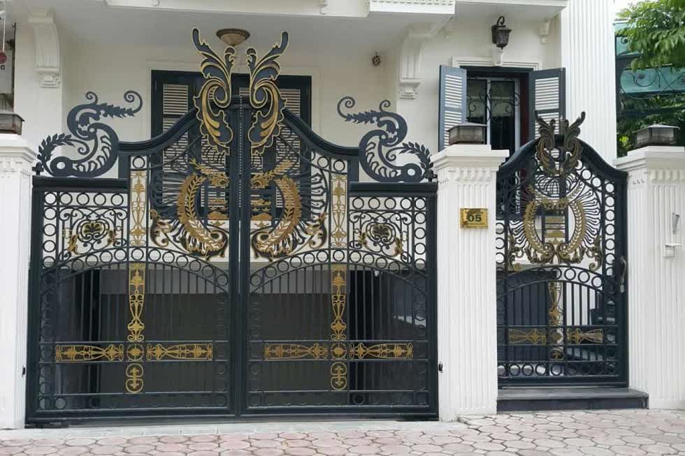Mẫu cổng 3 cánh cho ngôi nhà có thiết kế sang trọng.