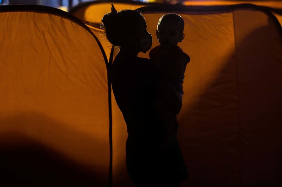 Người dân trú ẩn bên trong một trung tâm sơ tán ở thành phố Quezon. Ảnh: Shutterstock
