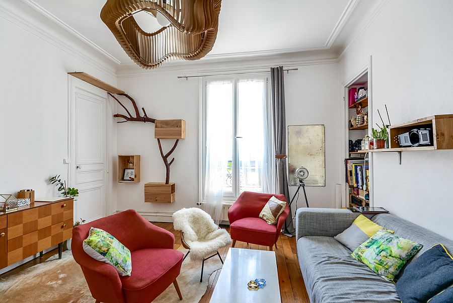 Phòng khách nhỏ chiết trung của ngôi nhà tại Paris với đồ nội thất sáng và nét duyên dáng của gỗ.