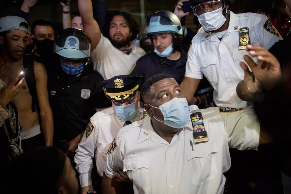Cảnh sát trưởng Jeffrey Maddrey quỳ gối thể hiện sự đoàn kết với người biểu tình ở Brooklyn vào ngày 31/5. Nguồn: ABC News
