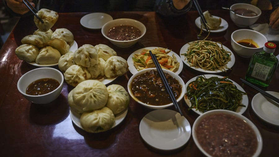 Biden đã không thử món nội tạng đặc trưng của Yaoji Chaogan. Nhưng ông ấy đã gọi một số món ăn đường phố địa phương, bao gồm mì, bánh hấp, dưa chuột đập dập, khoai tây cắt nhỏ và salad khoai mỡ núi. Ảnh: Getty